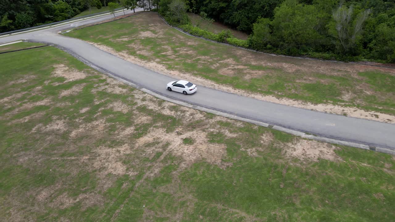 追踪一辆在森林道路上行驶的轿车视频素材