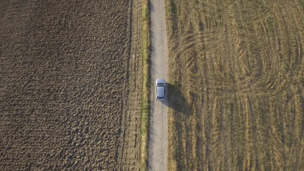 一辆汽车在乡村行驶的无人机视图视频素材