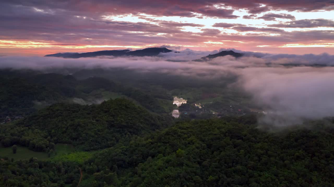 超延时无人机在日出时飞过云层。黄金时间，令人惊叹的阳光，美丽的云景。风景如画的白云在多云、多雾的天气中缓缓移动。视频素材