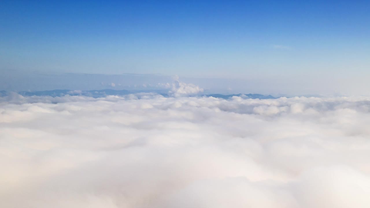 超延时无人机在日出时飞过云层。黄金时间，令人惊叹的阳光，美丽的云景。风景如画的白云在多云、多雾的天气中缓缓移动。视频素材