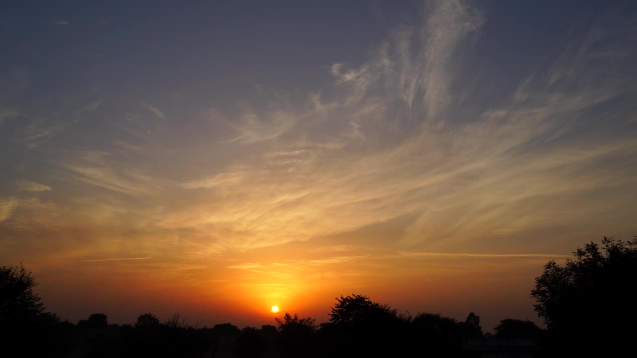 太阳从白天消失的滑稽景象。夕阳时分，金黄的阳光洒下大自然的美丽。视频素材