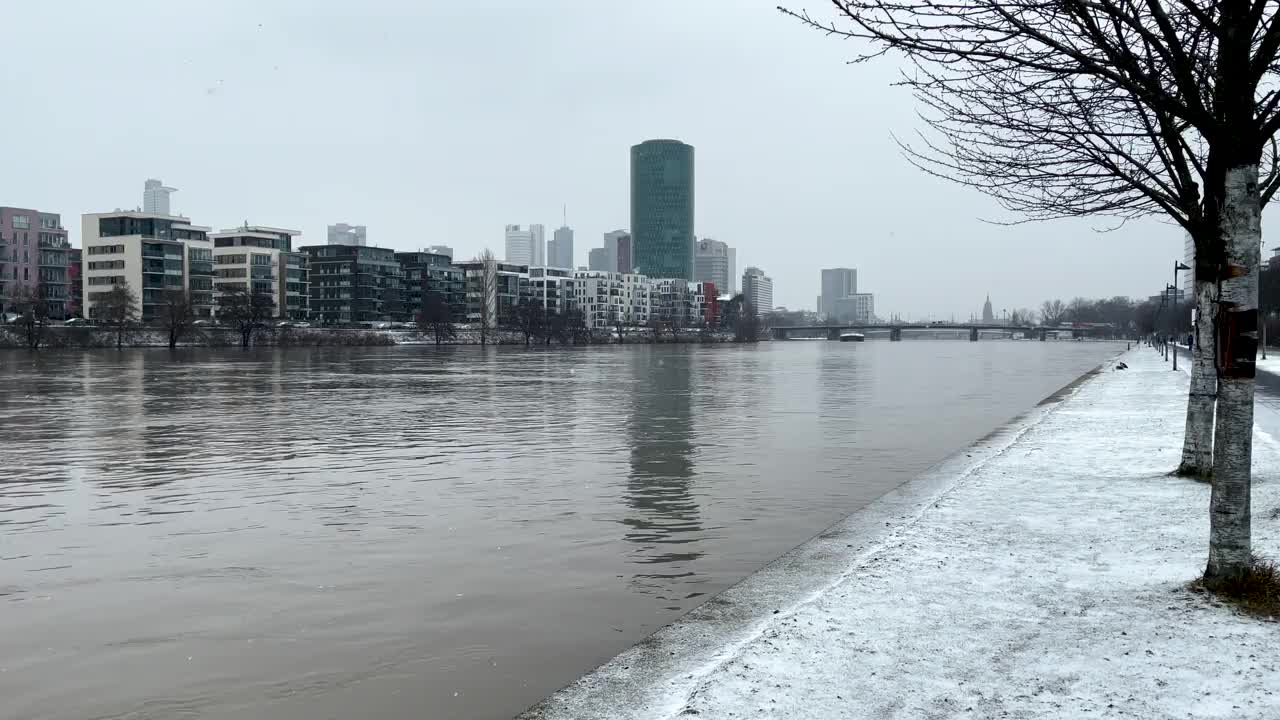 梅恩河和法兰克福的天际线上降雪视频素材