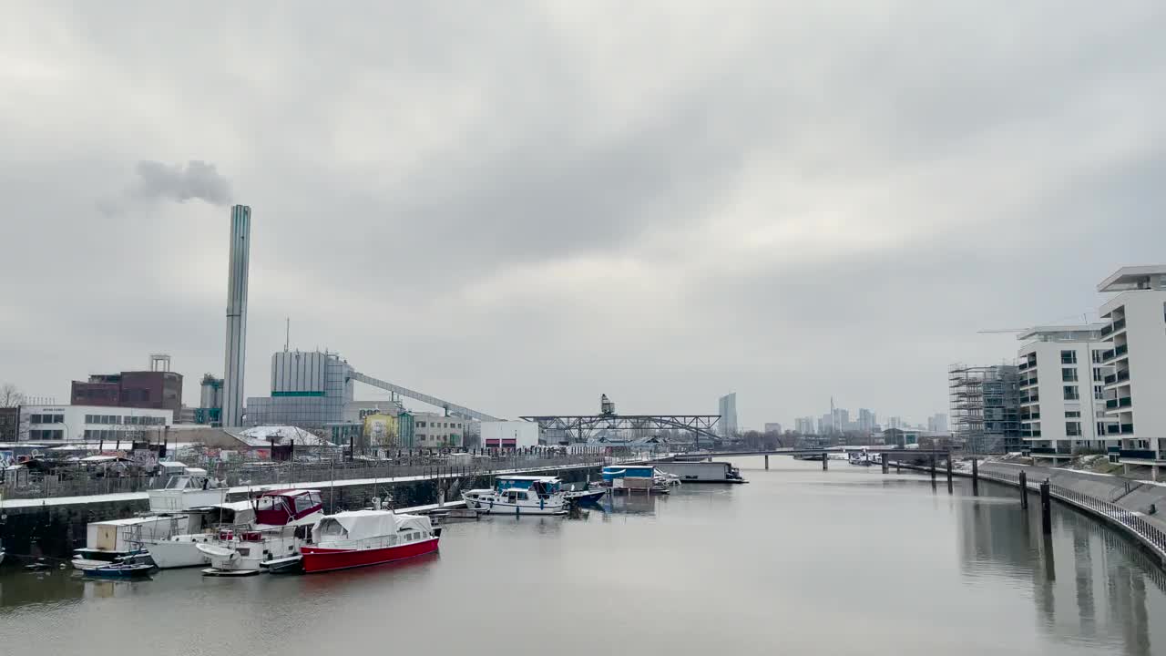 Offenbach am Main Hafen (Port)以法兰克福天际线为背景。视频下载