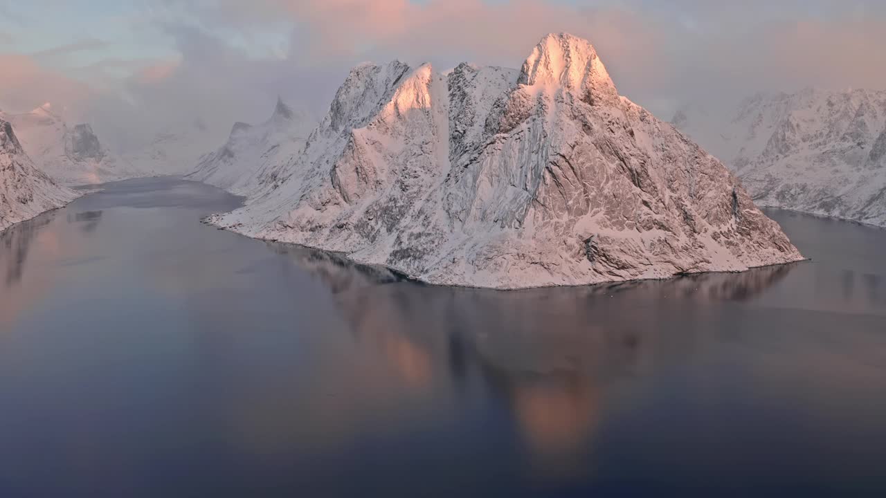 大海，山峰和日出时的雪视频素材