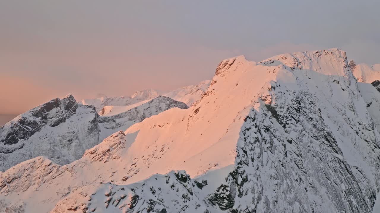 挪威日出时巨大的雪峰全景视频素材