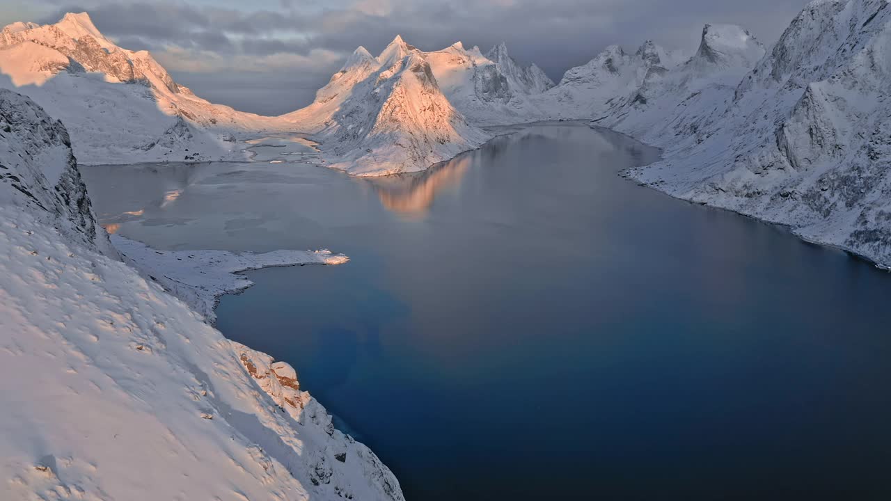 大海，山峰和日出时的雪视频素材