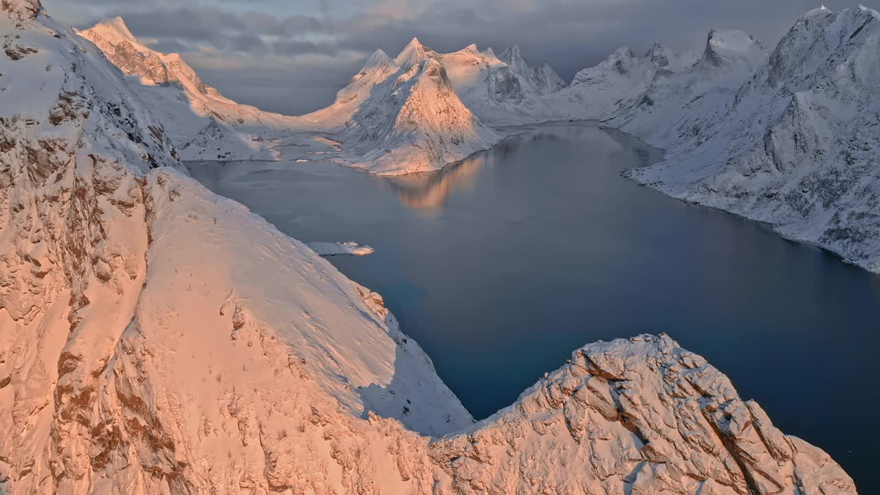 大海，山峰和日出时的雪视频素材