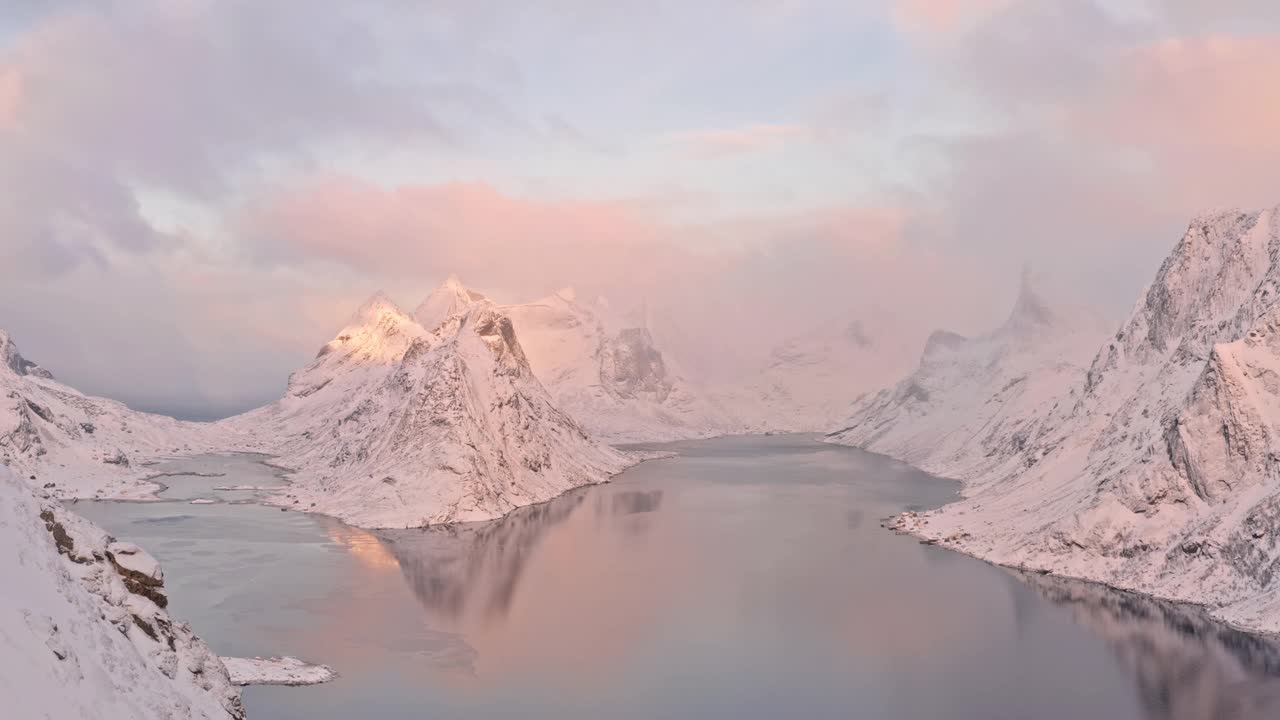 大海，山峰和日出时的雪视频下载