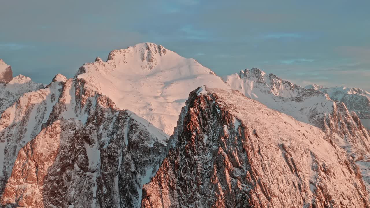 冬季罗浮敦群岛雪峰的鸟瞰图视频素材