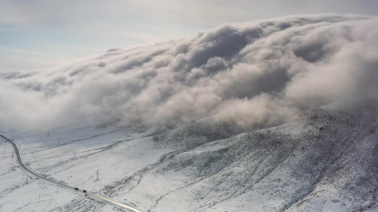 云瀑从山顶倾泻而下，淹没了山谷的道路视频素材画面2