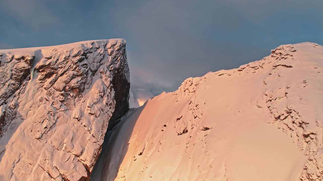 大海，山峰和日出时的雪视频素材