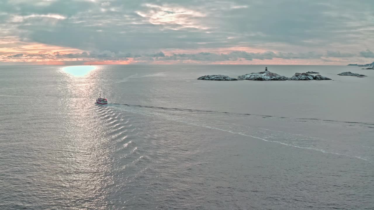 挪威罗浮敦群岛冬季渔船鸟瞰图视频素材