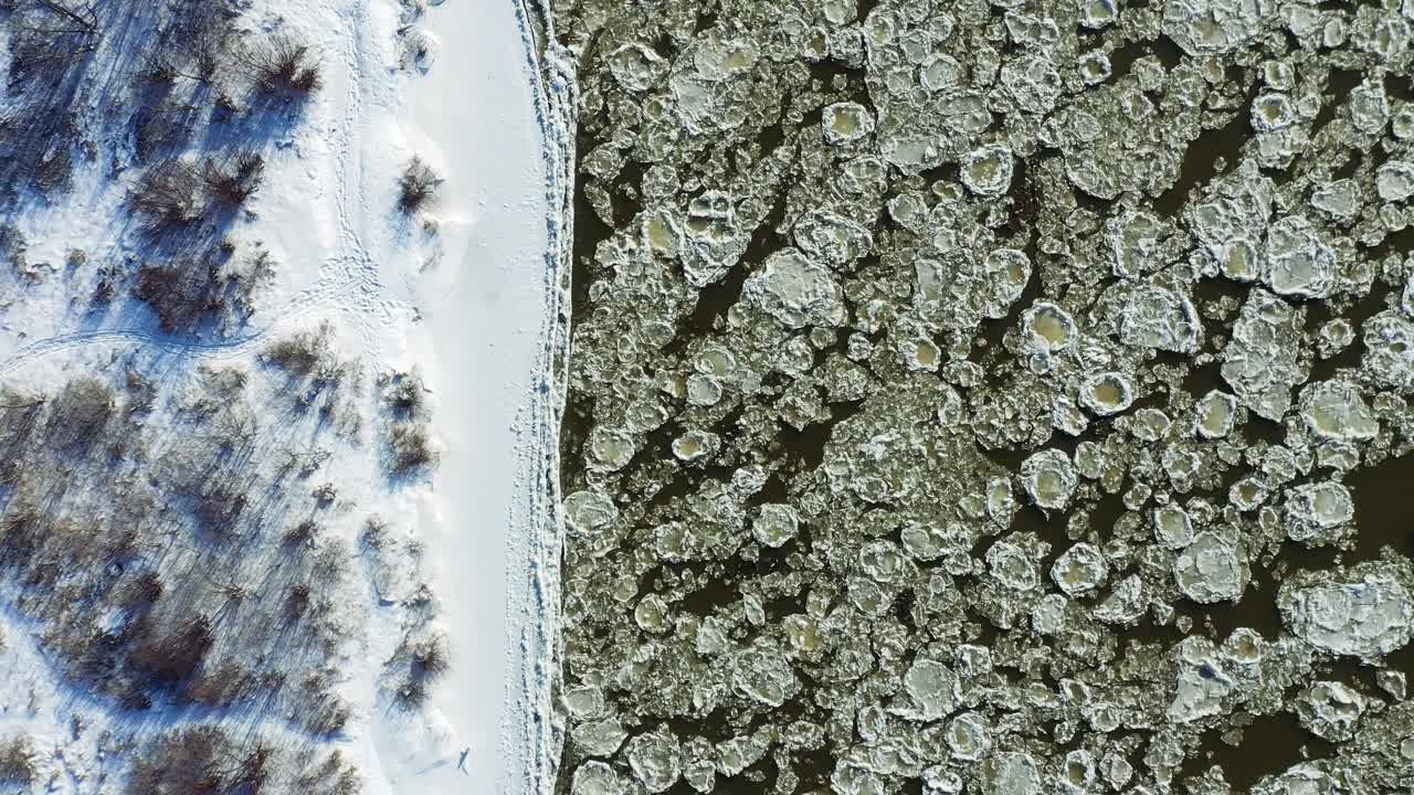 漂浮在河上的浮状物视频下载