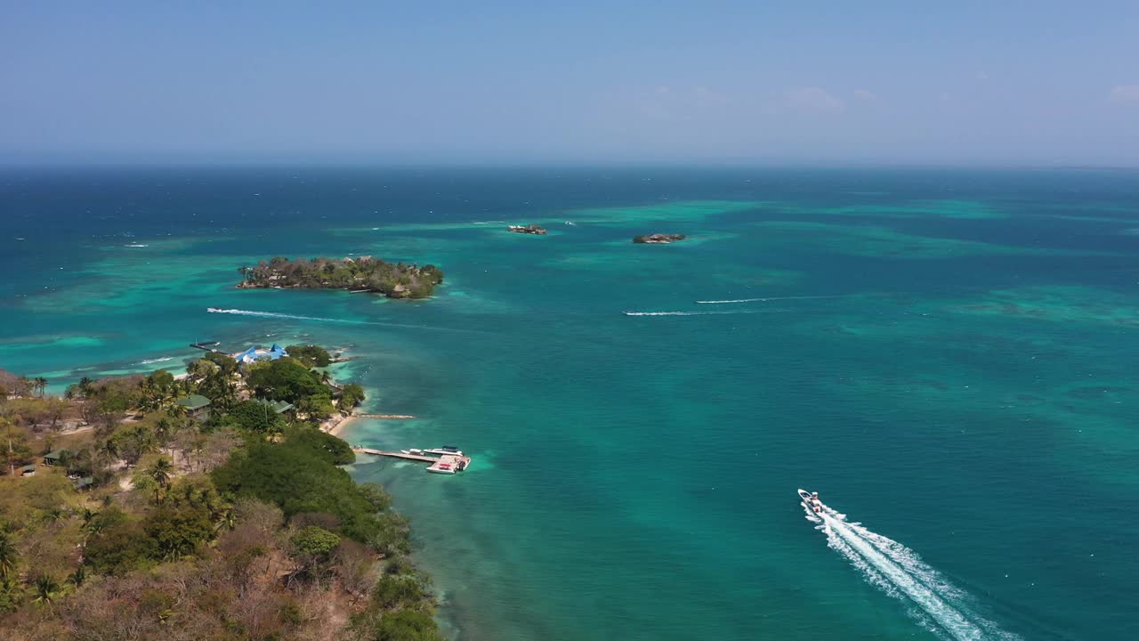 热带岛屿在海洋鸟瞰图。视频素材