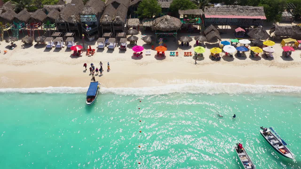 鸟瞰图在海滩。绿松石水背景从俯视图。从空中俯瞰夏日海景。俯视图从无人机。旅游概念的想法。视频素材