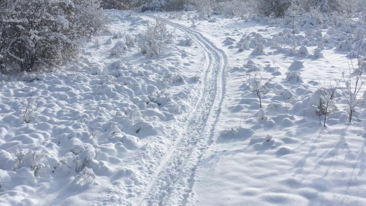 在清晨的4K航拍视频中飞过雪道视频素材