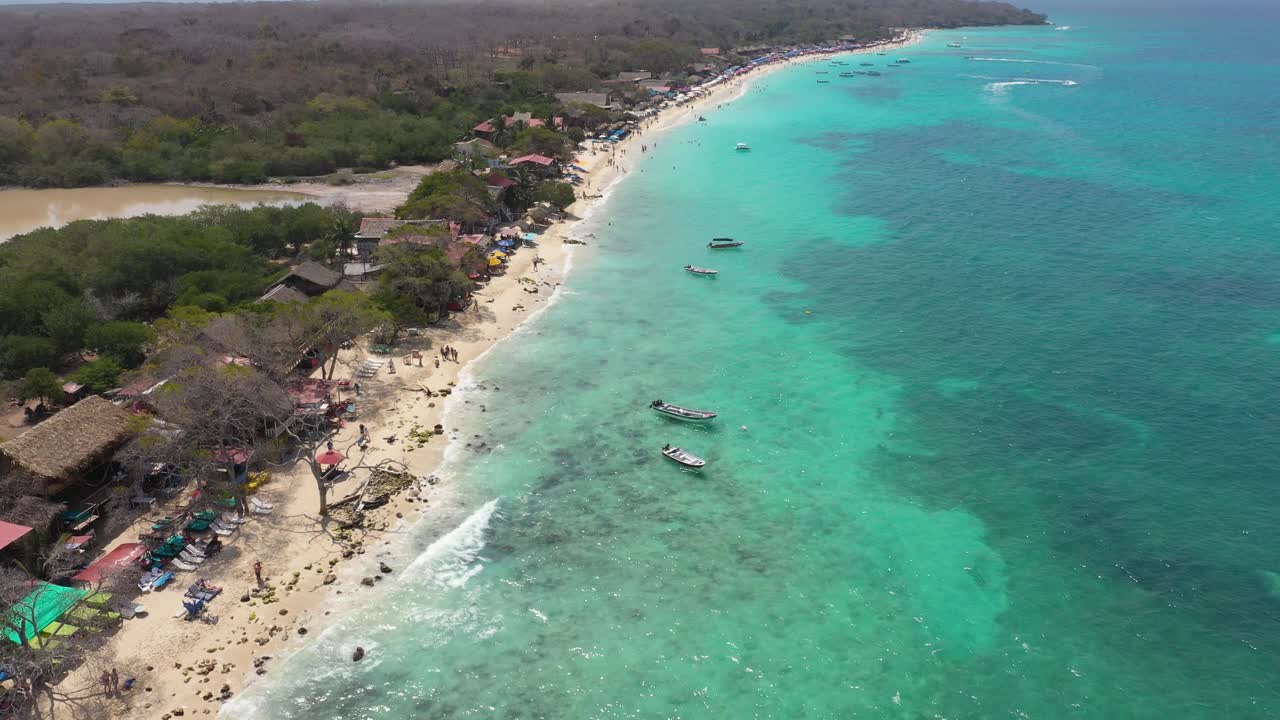 Playa Blanca或白色沙滩卡塔赫纳，哥伦比亚鸟瞰图视频素材