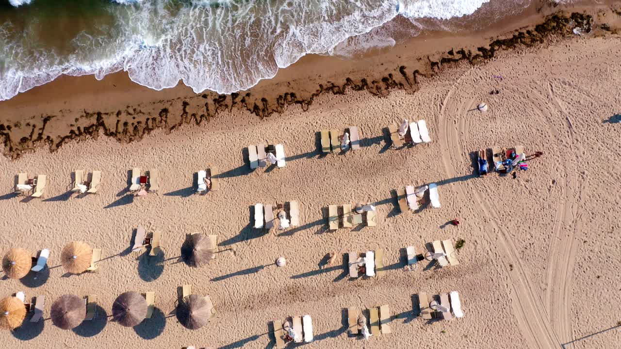 海滩和大海的鸟瞰图视频素材