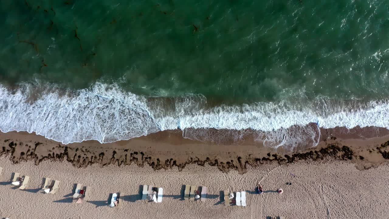 海滩和大海的鸟瞰图视频素材