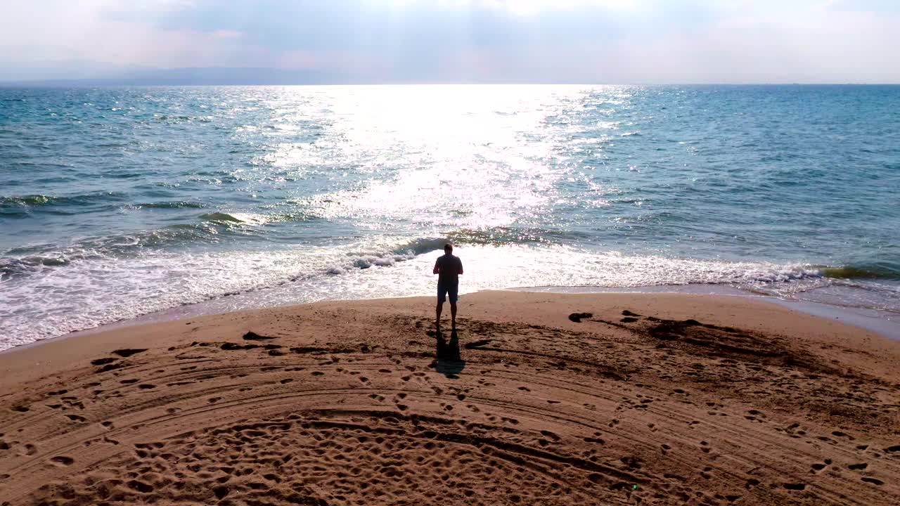 海滩上的男人视频素材