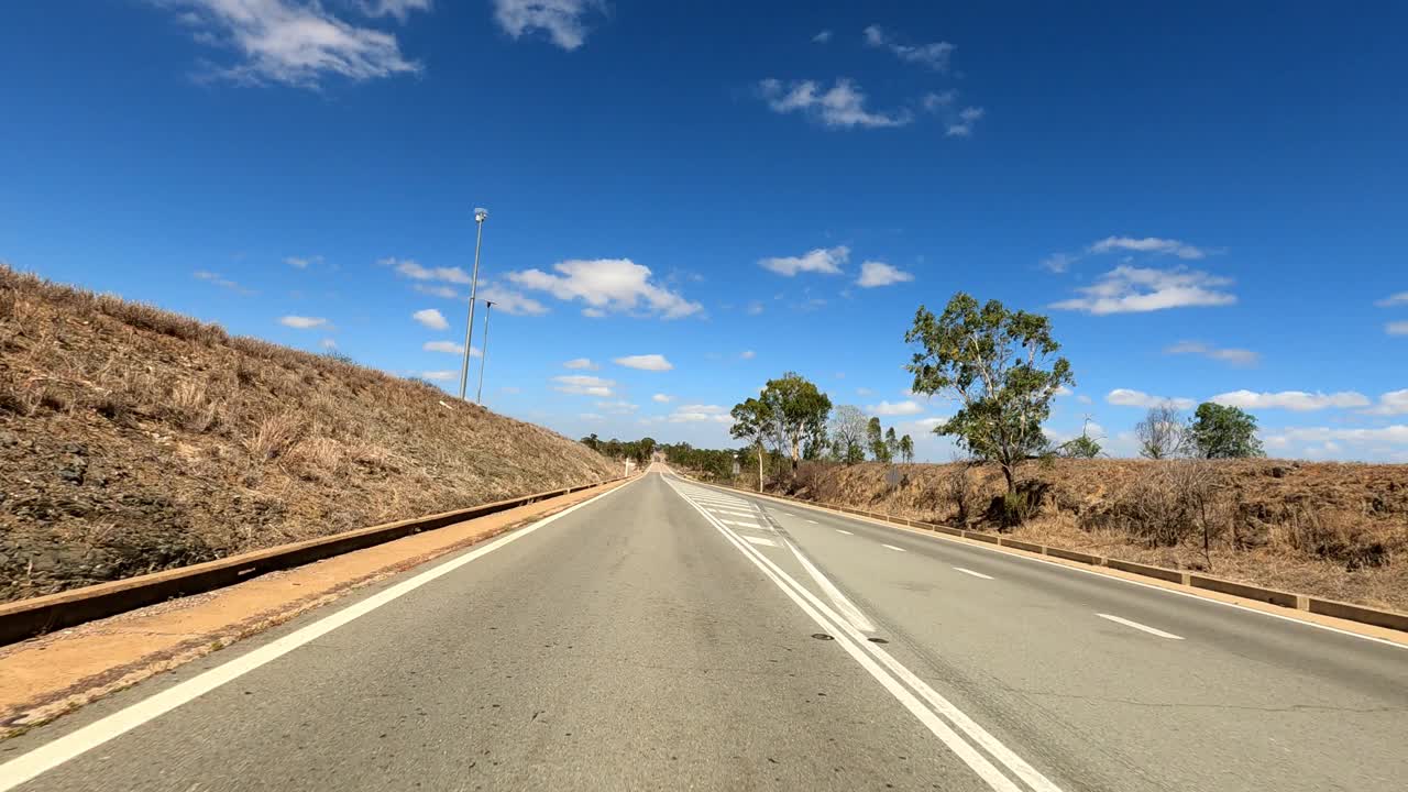 开车经过大桥，乡村公路，蓝天和白云，澳大利亚乡村视频素材