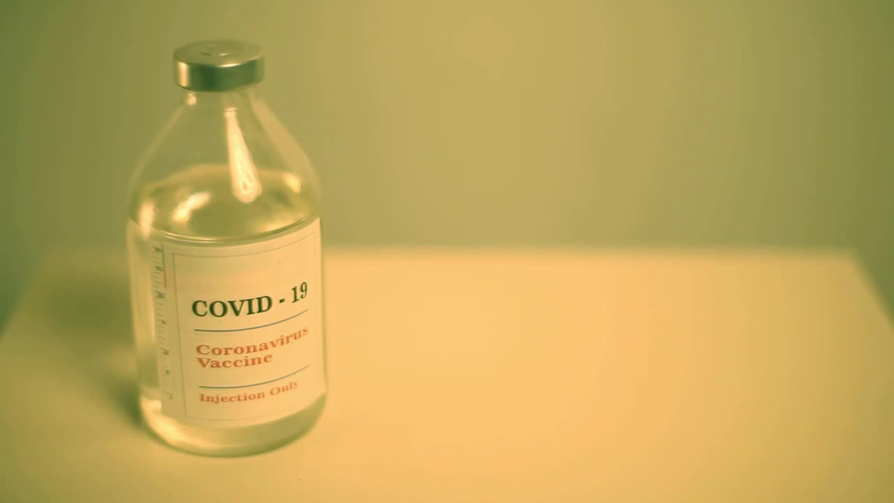 Covid-19疫苗注射针和药瓶。4k视频素材