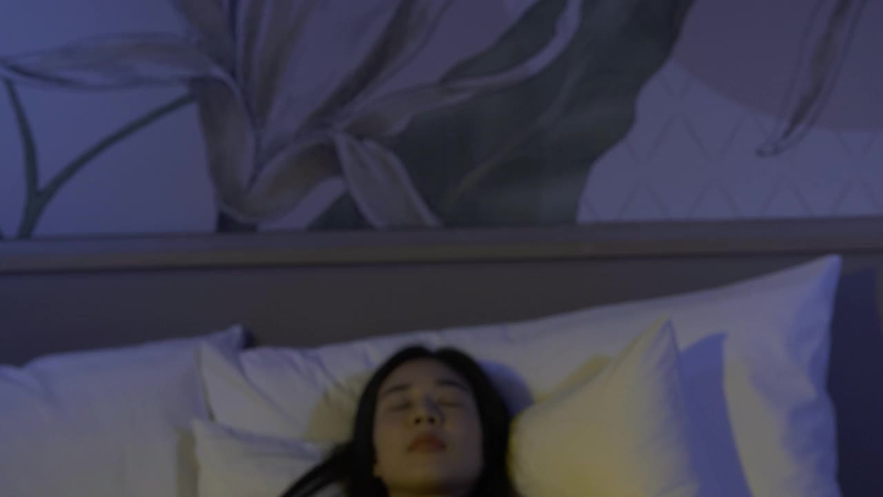 年轻的亚洲女士有睡眠问题，她整晚睡不好，担心和压力，失眠。失眠睡眠问题。视频素材