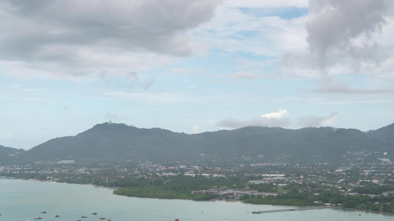 时间流逝的镜头黑暗的云和雨在海上黑暗的风暴云通过视频时间流逝视频素材