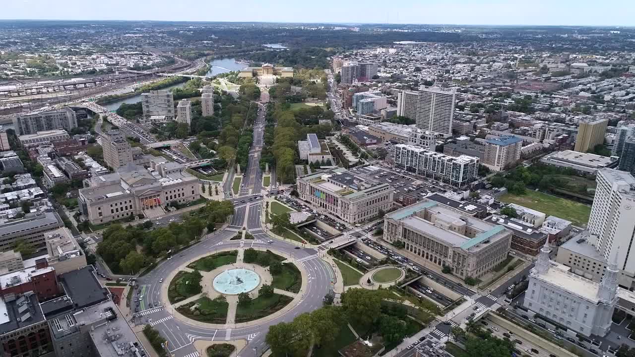 洛根圆形广场喷泉和费城艺术博物馆的岩石步骤背景。宾西法尼亚视频素材