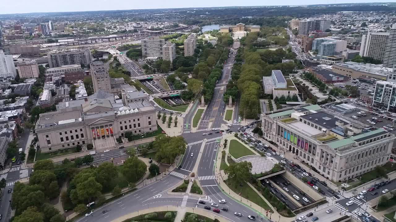 洛根圆形广场喷泉和费城艺术博物馆岩石台阶的背景。宾西法尼亚视频素材