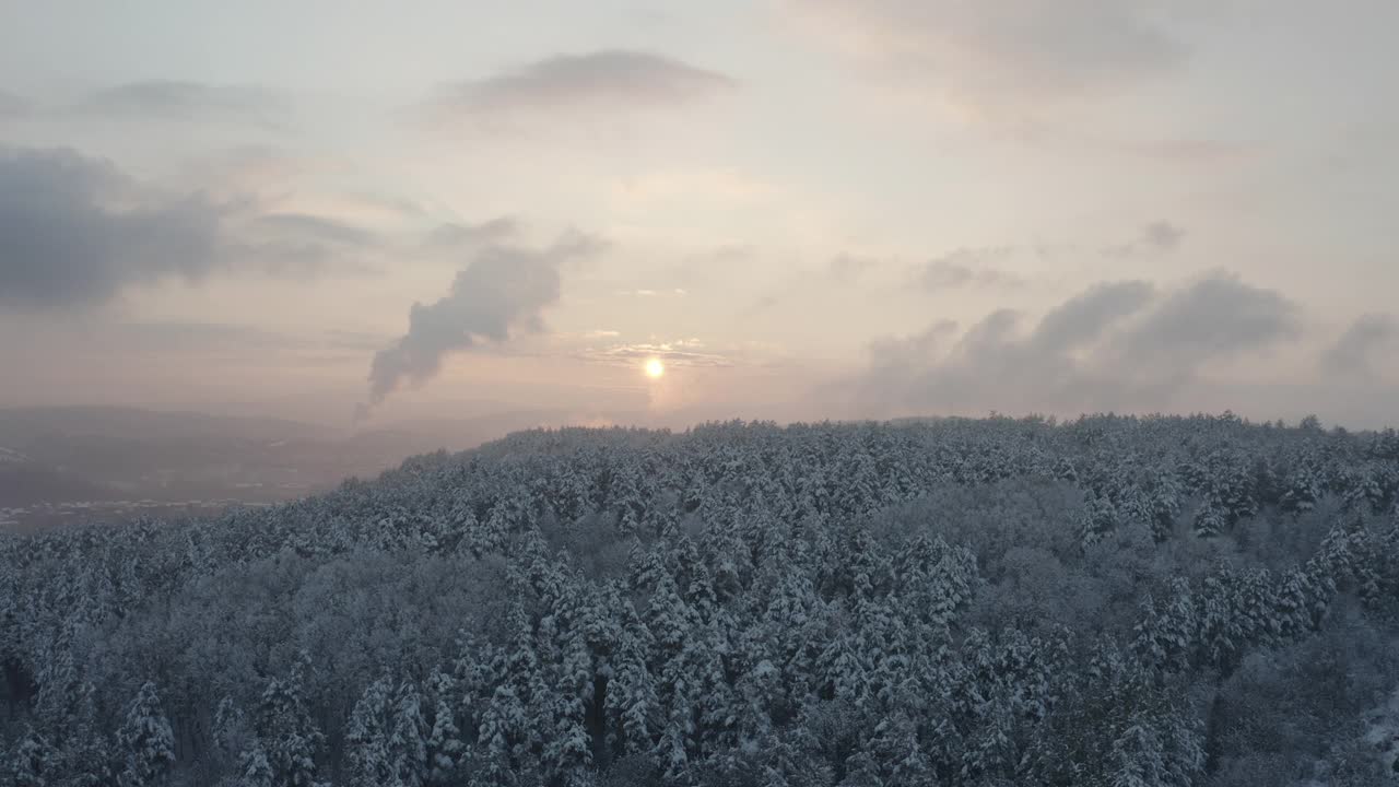 日落时白雪覆盖了群山。视频素材