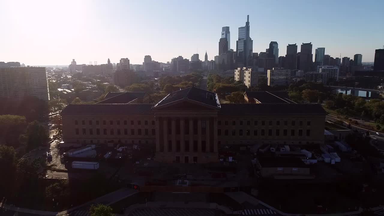 费城艺术博物馆后院和岩石台阶。城市的背景。宾夕法尼亚州的阳光视频素材