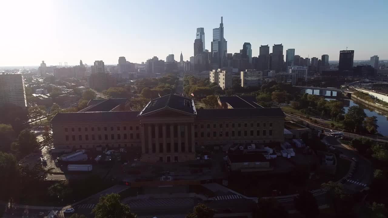 费城艺术博物馆后院和岩石台阶。城市的背景。宾夕法尼亚州的阳光视频素材