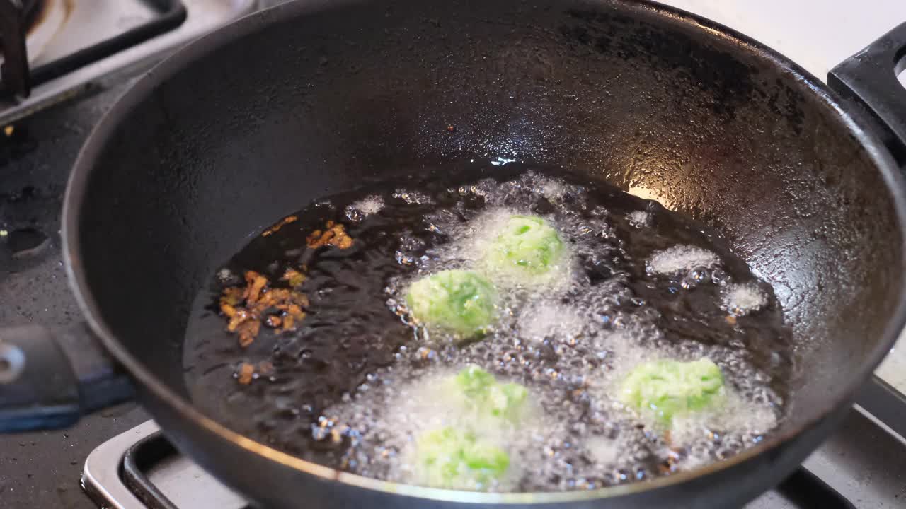 油煎肉丸。传统的中国食物视频素材