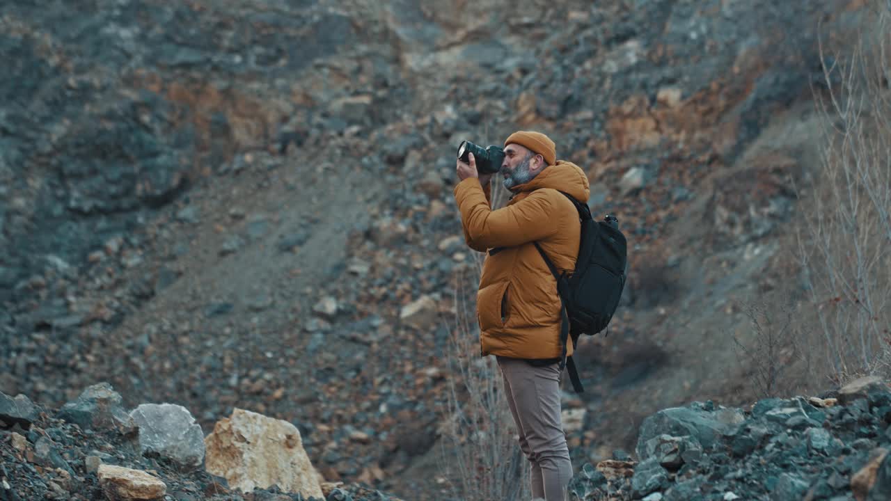 一个男人在山上拍照视频素材