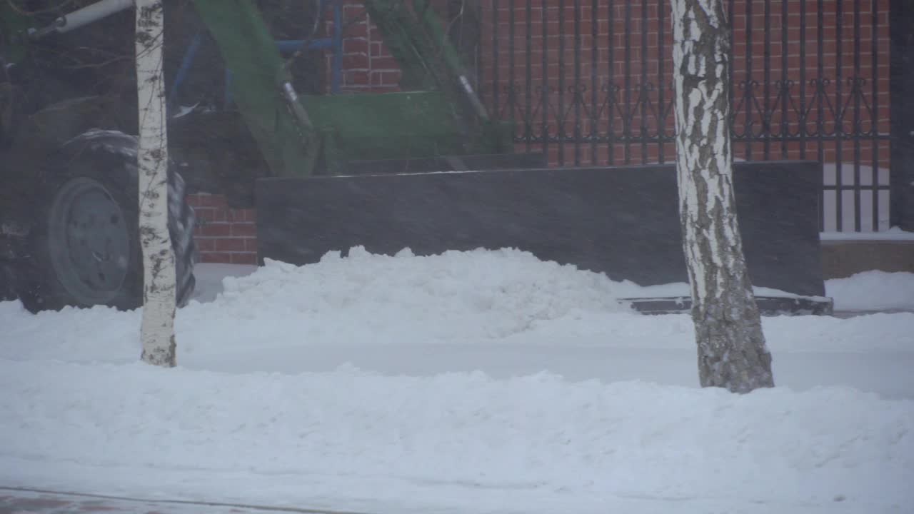 除雪设备，公用事业和市政服务正在清除街道上的积雪，在暴风雪和暴风雪。冬天的天气状况。恶劣的天气条件与雪视频素材