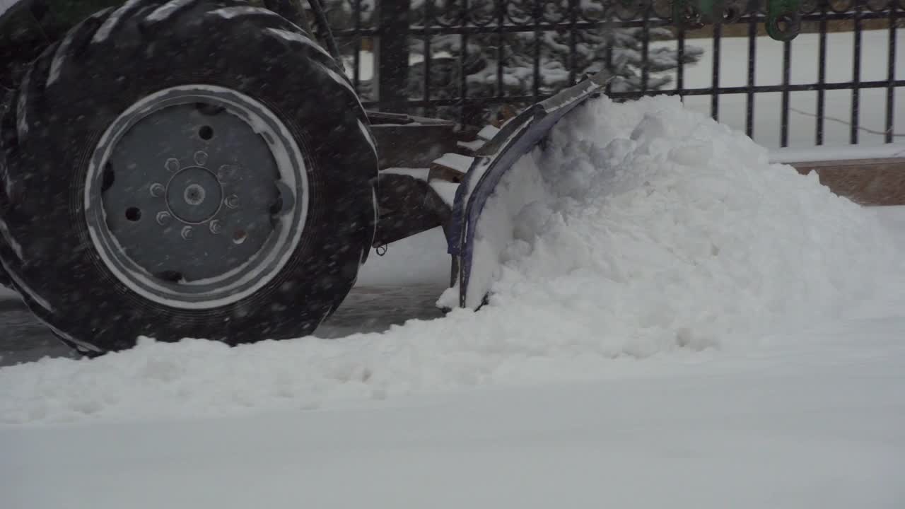 除雪设备，公用事业和市政服务正在清除街道上的积雪，在暴风雪和暴风雪。冬天的天气状况。恶劣的天气条件与雪视频素材