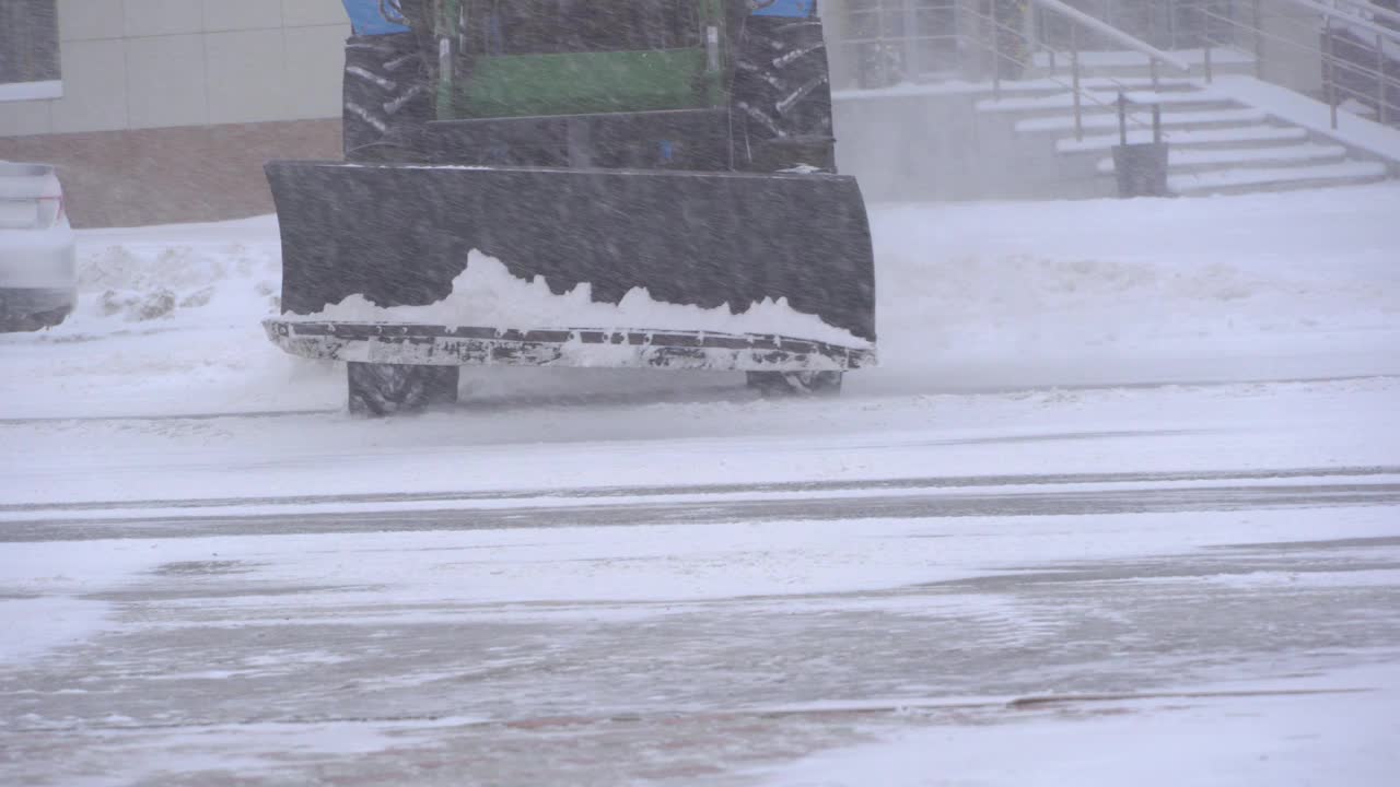 除雪设备，公用事业和市政服务正在清除街道上的积雪，在暴风雪和暴风雪。冬天的天气状况。恶劣的天气条件与雪视频素材