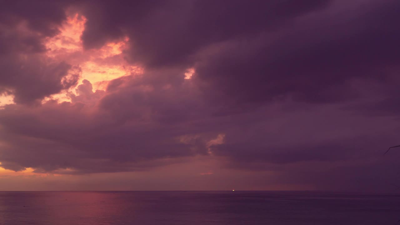 普吉岛海面上的日落风景视频素材