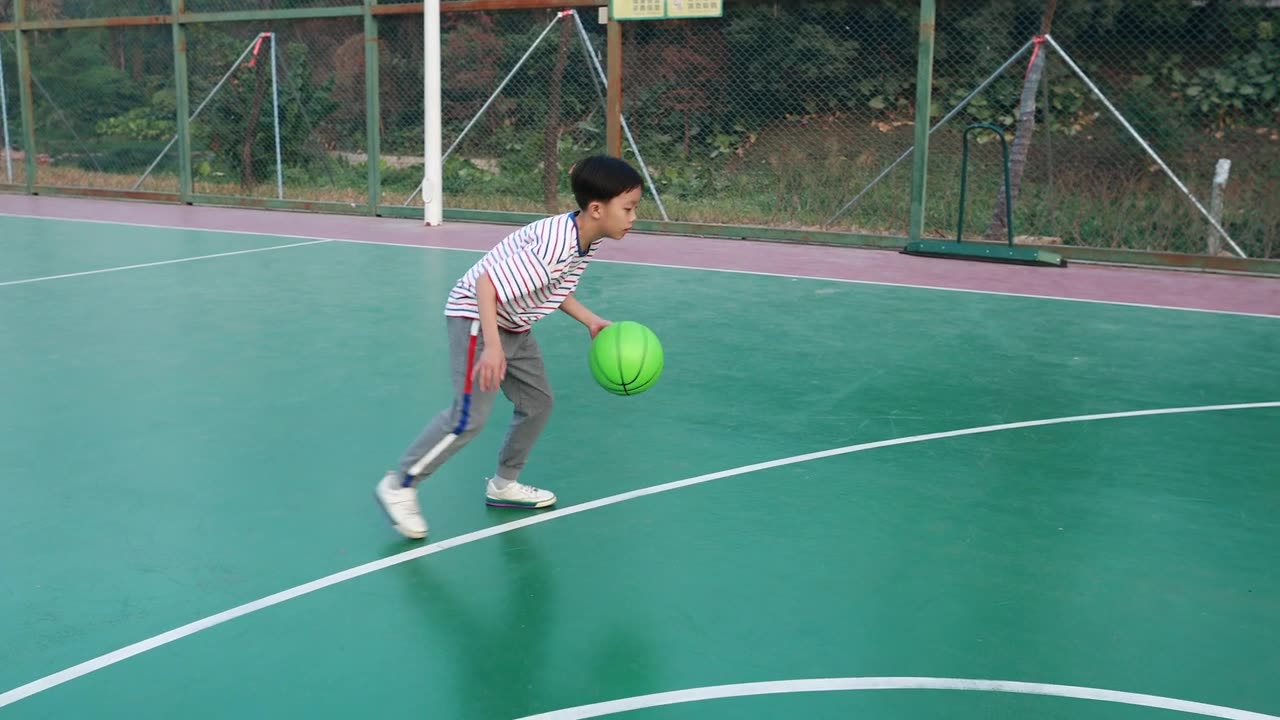 可爱的小男孩在打篮球视频素材画面1