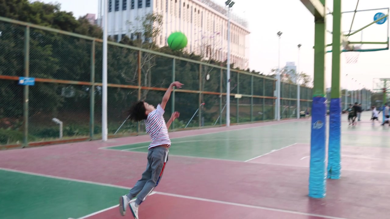 可爱的小男孩在打篮球视频素材画面4