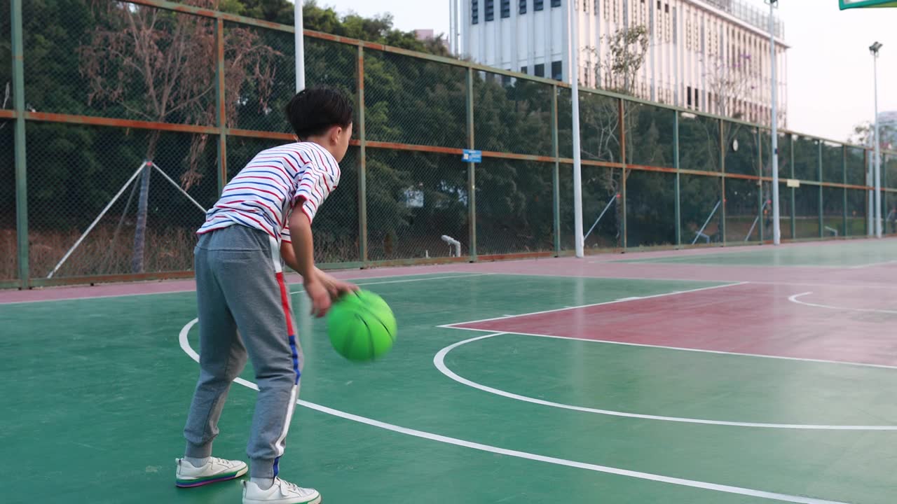 可爱的小男孩在打篮球视频素材画面1