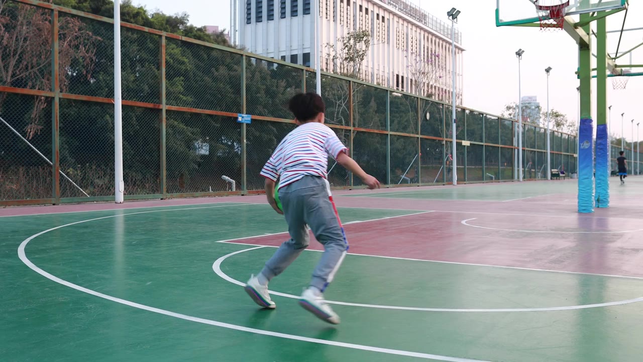 可爱的小男孩在打篮球视频素材画面2