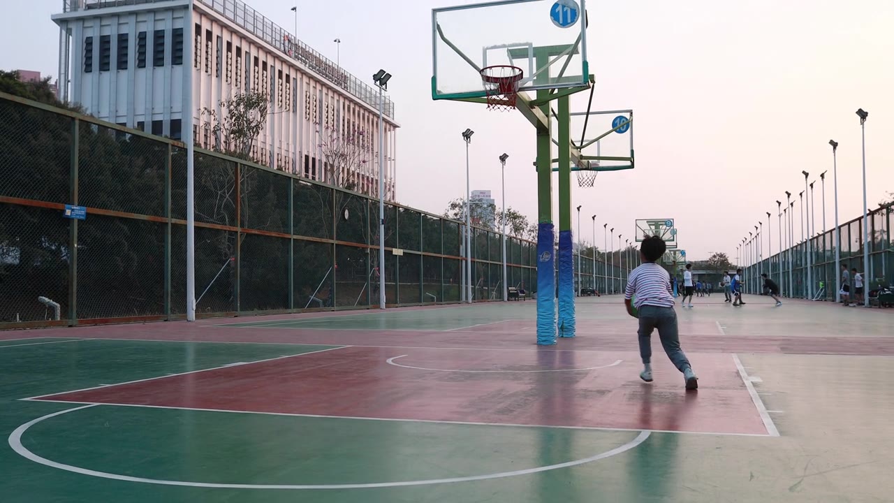 可爱的小男孩在打篮球视频素材画面4