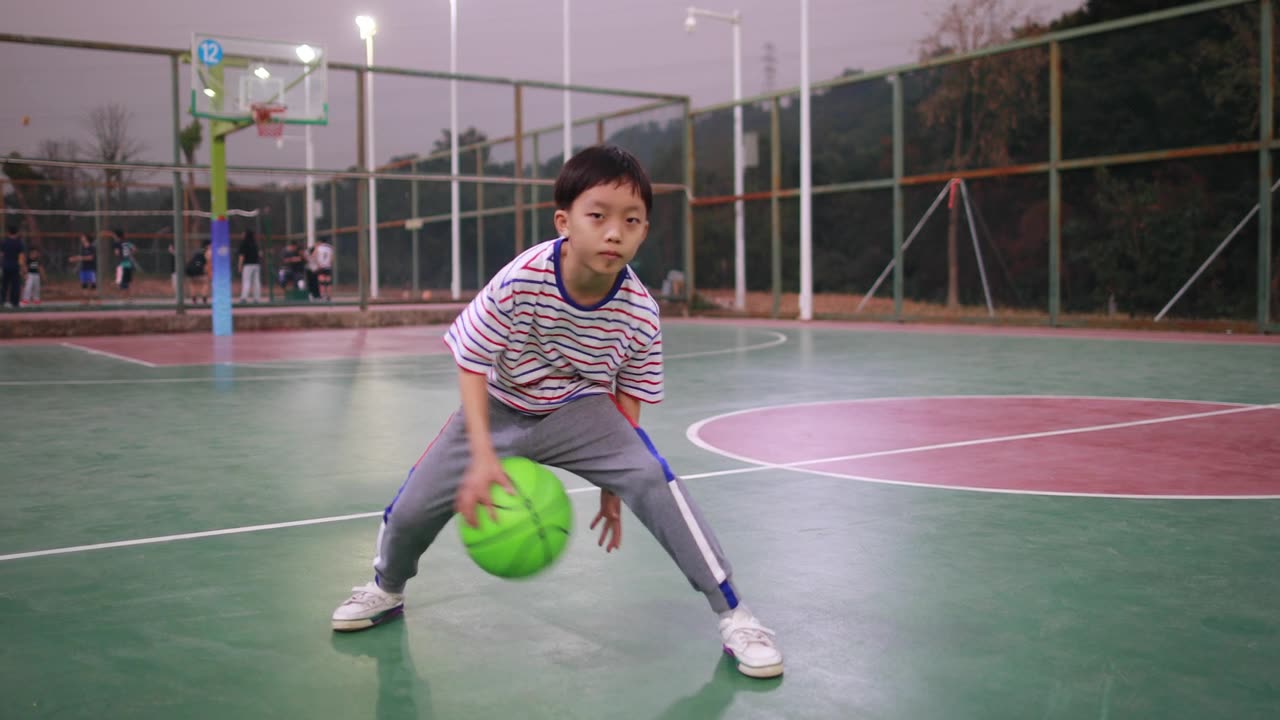 可爱的小男孩在打篮球视频素材画面1