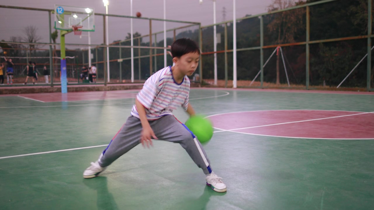 可爱的小男孩在打篮球视频素材画面3