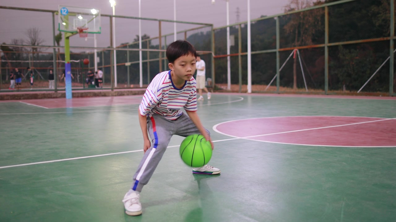 可爱的小男孩在打篮球视频素材画面4