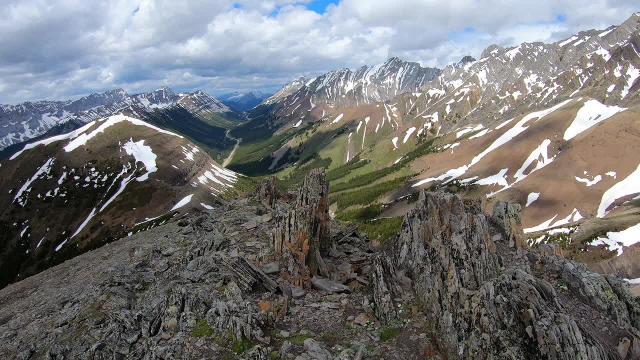 艾伯塔省卡纳纳斯基郡的利普塞特山徒步旅行路线视频素材