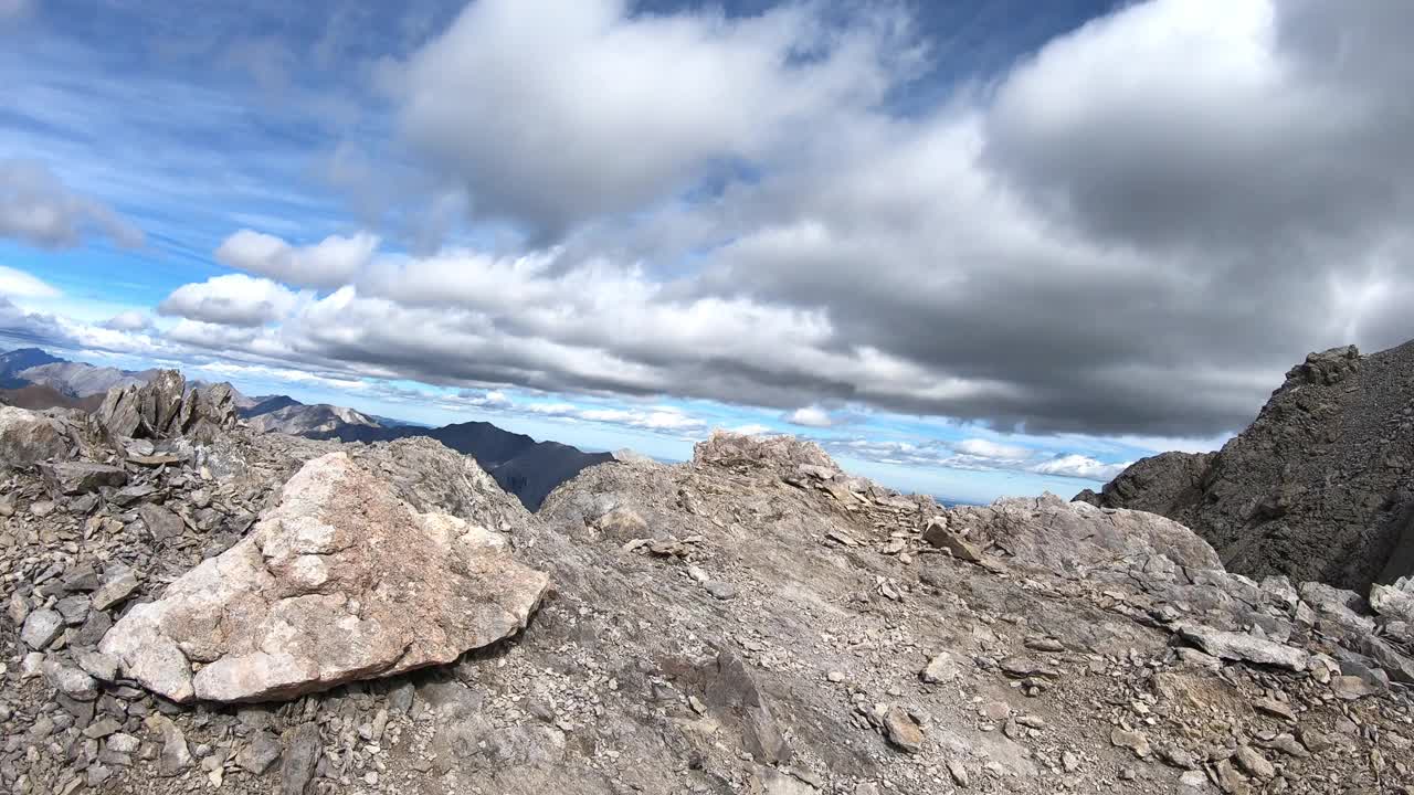 从徒步旅行路线在雾岭在卡纳纳斯基国家，阿尔伯塔的风景视频素材