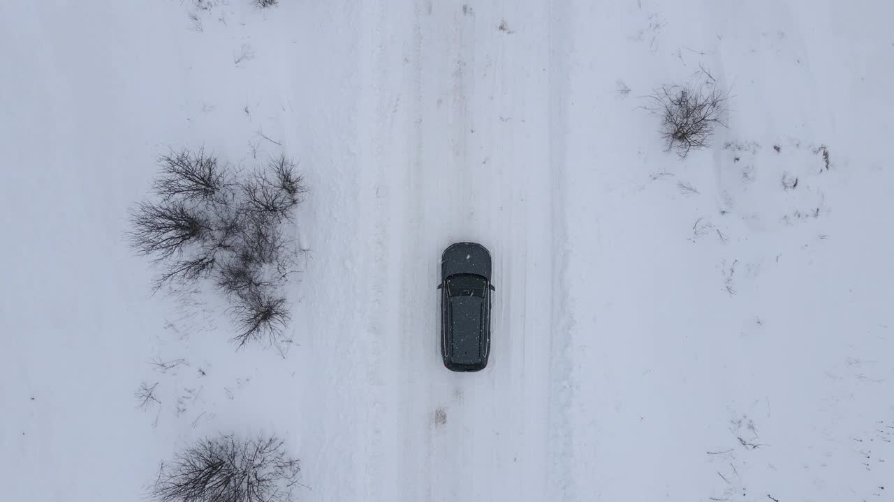 汽车在被雪覆盖的道路上行驶。雪山路的风景。冬季危险的旅行状况视频素材